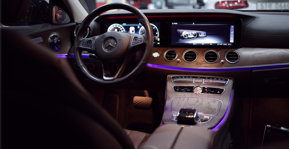 벤츠 E클래스 센터 콘솔 트림 브라운 애시우드로 교체! W213 페이스리프트 전!!