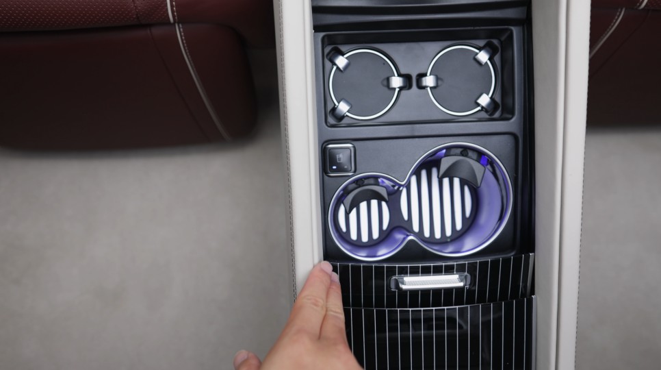 벤츠 GLS600 마이바흐 5인승 모델을 4인승 VIP시트로 개조해 줬습니다. X167 // 모든 GLS 튜닝 가능!