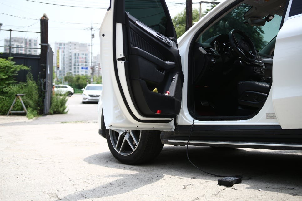 벤츠 GLE350d(W166) 18년식 12색 엠비언트 코딩으로 확장! 통풍시트도 함께 작업해 주었습니다.