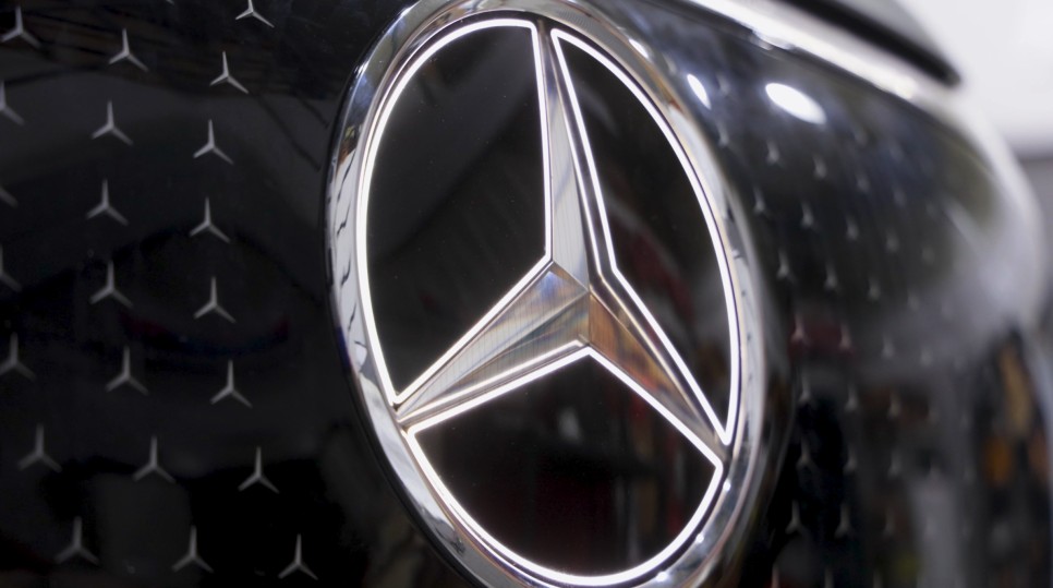 EQE SUV 그릴 중앙 로고 LED 순정 제품으로 교체했어요 //X294