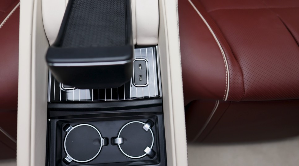 벤츠 GLS600 마이바흐 5인승 모델을 4인승 VIP시트로 개조해 줬습니다. X167 // 모든 GLS 튜닝 가능!