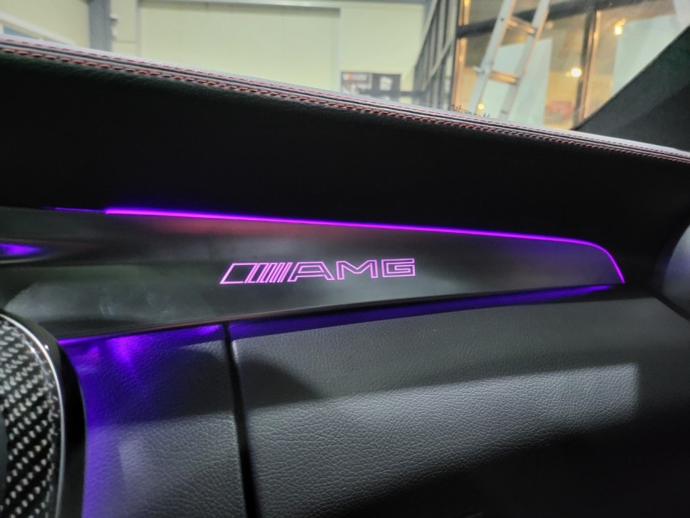 벤츠 C63AMG 쿠페 엠비언트 패키지 제품으로 실내 인테리어 업그레이드 더욱 완벽한 AMG차량 탄생 경기 북부 일산 아즈펙토 / 고양 일산동구