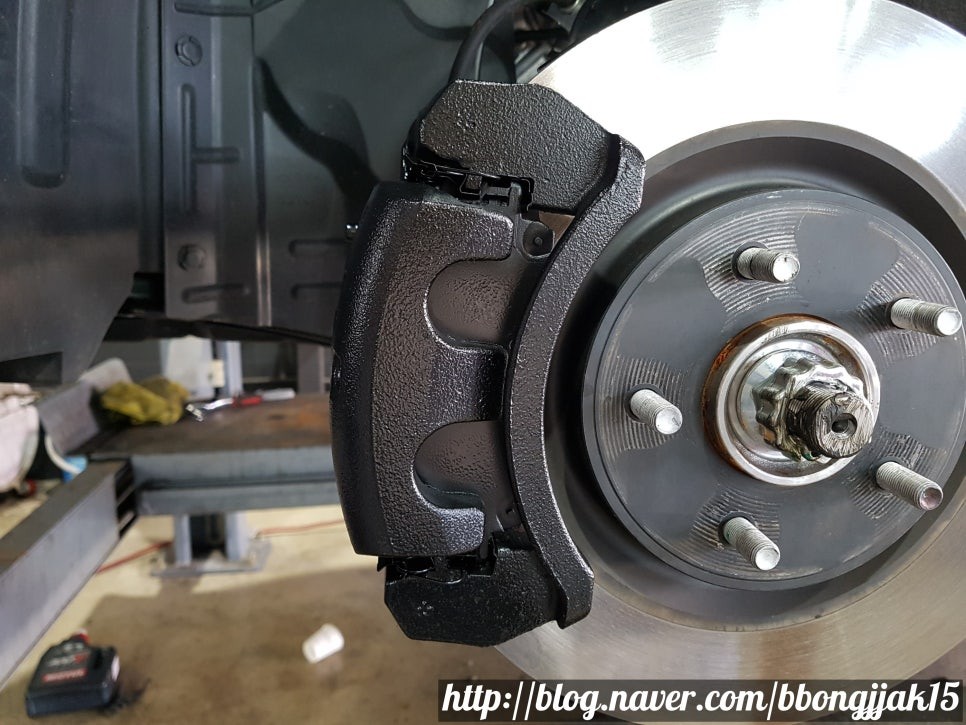 QM6 디젤 순정 2P브레이크 이식 및 캘리퍼도색으로 브레이크 성능을 업그레이드 하다 / 포항 순정옵션 썬팅 / 포항, 경주