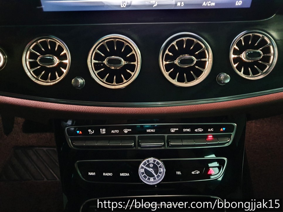 포항 경주 벤츠 E클래스 송풍구 엠비언트라이트 2열 에어밴트 및 부메스터 시공으로 실내분위기를 업그레이드 하다 / 포항, 경주