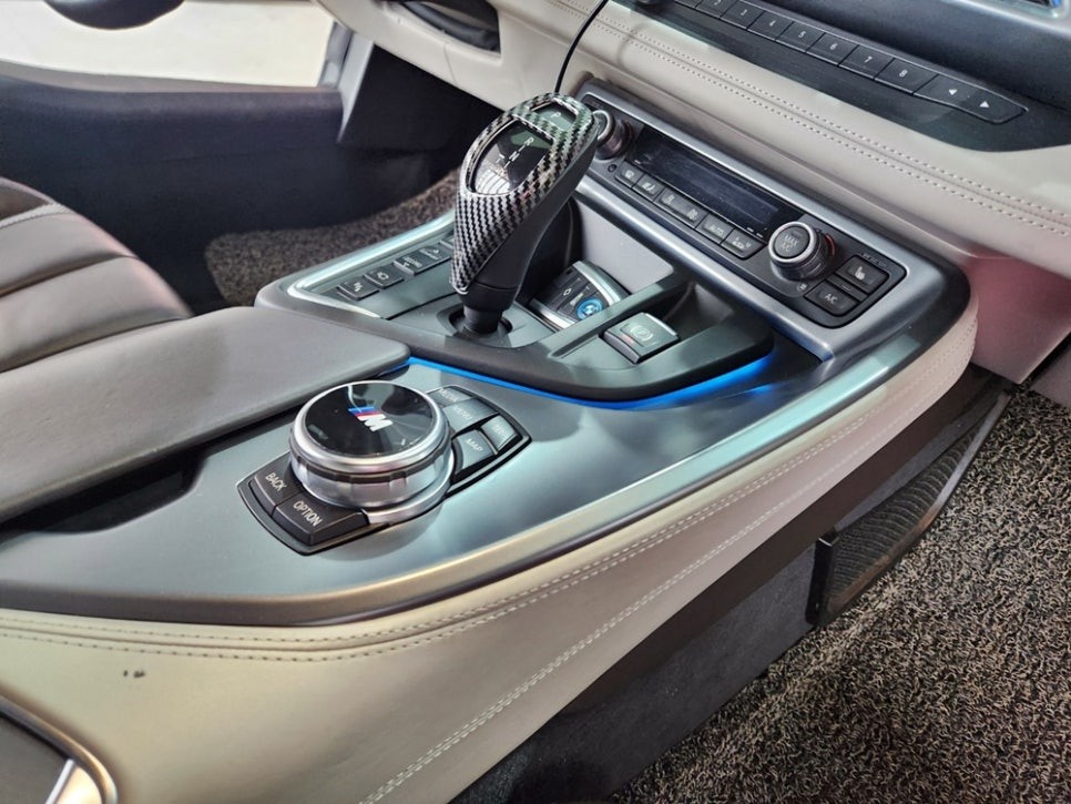 슈퍼 전기차 BMW i8 실내랩핑 도어스커프 유광카본