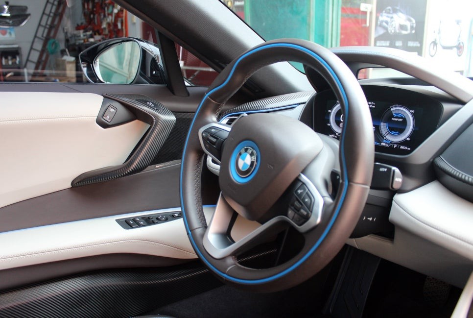 bmw i8 실내 카본랩핑시공으로 슈퍼카다운 실내연출