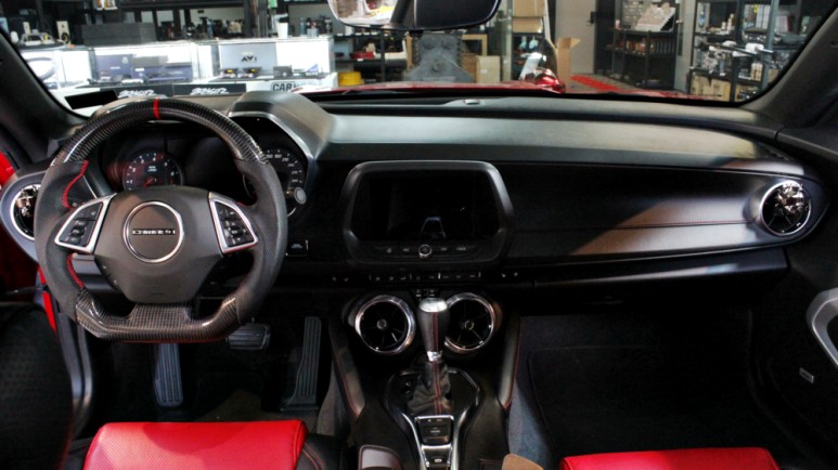 카마로 실내가 이렇게 달라진다고? 리얼 카본 D컷 핸들 교체의 체감 차이 / 경기 광주