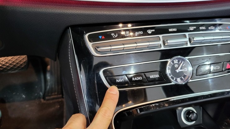 [분당벤츠전문점] 벤츠 E클래스 W213 E200 2018년식 안드로이드 M2C200플러스 국산 USB AUX생성기 순정GPS연동케이블 휴대용 무선 WiFi 기기설치