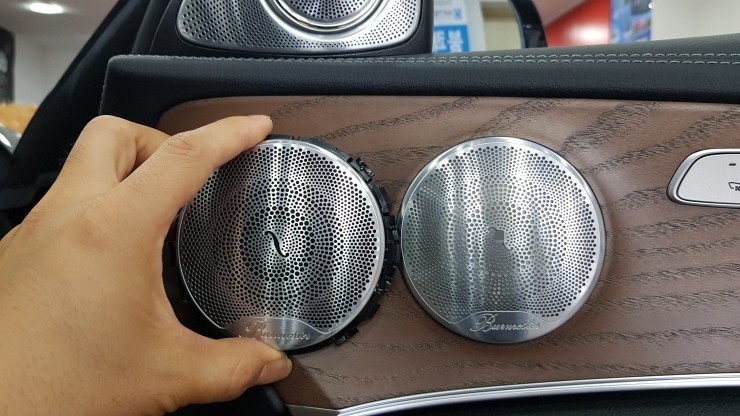 [분당벤츠전문점] 벤츠 W213 2020년식 E300 부메스터 3D전동 트위터, 전면송풍구 엠비언트, 리어송풍구 엠비언트, 부메스터 미드스피커 커버 엠비언트 작업 / 성남 분당구 정자동