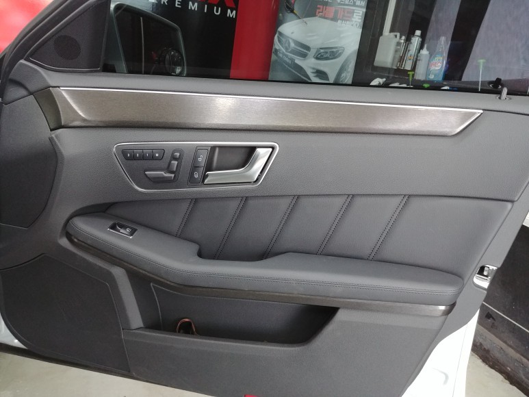 벤츠 W212 E350 블랙 브러쉬 실내랩핑으로 더욱 고급스럽게 연출