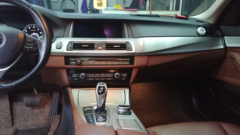 자동차랩핑 BMW F10 520d 실내 티타늄 시공 정보 공유!