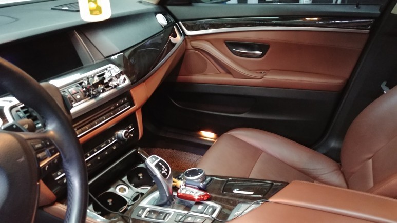 자동차랩핑 BMW F10 520d 실내 티타늄 시공 정보 공유!