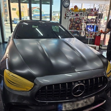 벤츠 AMG E53 쿠페 사틴 블랙 색상 전체 랩핑 시공 및 크롬죽이기 대전 카드레스스킨