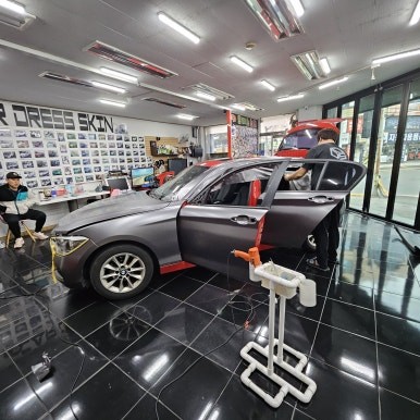 BMW 118d 사틴 다크 그레이 전체 랩핑 시공 대전 카드레스스킨