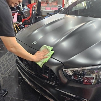 벤츠 AMG E53 쿠페 사틴 블랙 색상 전체 랩핑 시공 및 크롬죽이기 대전 카드레스스킨