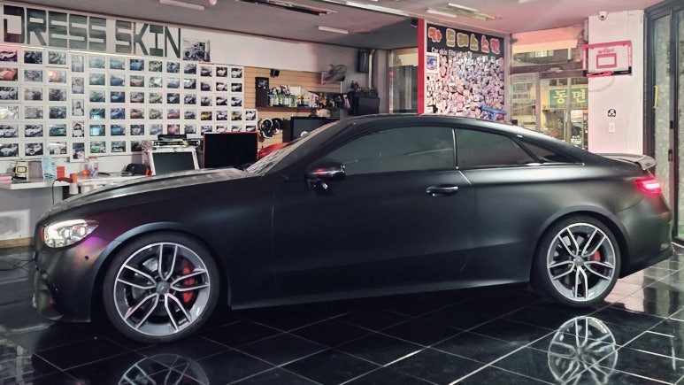 벤츠 AMG E53 쿠페 사틴 블랙 색상 전체 랩핑 시공 및 크롬죽이기 대전 카드레스스킨