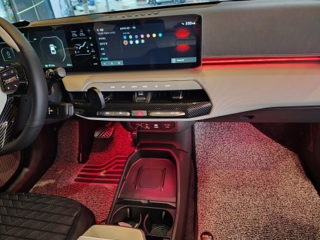 창원 전기차 기아 EV4  실내 엠비언트 추가 하고 블랙무광엠블럼 교체 까지! 한곳에서