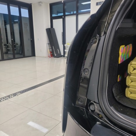BMW i3 피아노 화이트 고광택 랩핑 세련된 이미지로 변신