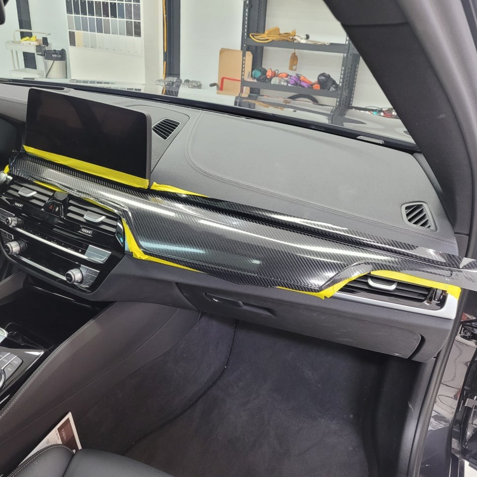 실내 카본 랩핑 실외 크롬 죽이기로 고급스럽고 스포티 해진 BMW 530e
