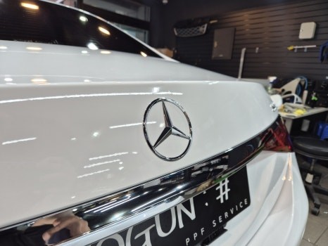 수정 구슬처럼 빛나는 메르세데스 벤츠 S 580 비닐 프로그 글로시 크리스탈 화이트 전체 랩핑 시공