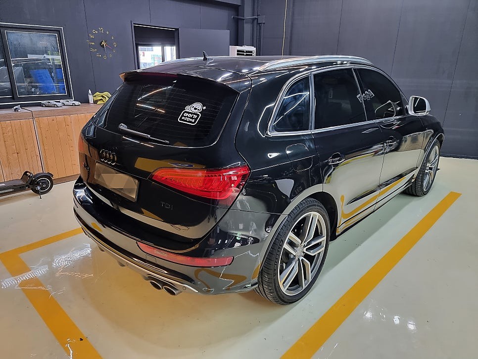 아우디(audi)Sq5 전체크롬죽이기 루프렉.윈도우몰딩 시공 3M2080 유광블랙