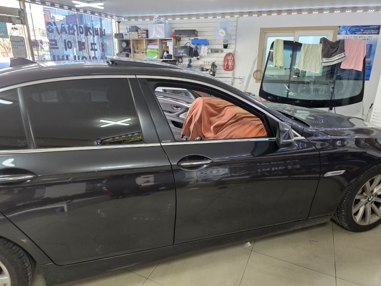 BMW528i 전면썬팅지에 기포랑 주름이?? 불량필름 제거후 애니가드COCO9반사필름으로시공 #청주반사썬팅#BMW열차단썬팅#BMW안드로이드#BMW원격시동 / 청주, 세종, 천안