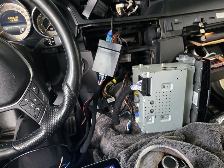 경기도안성에서방문 벤츠 W212 알리직구 안드로이드 올인원 DIY실패 화면도안들어오고 컨넥터도안맞고 ....배선개조후 장착완료하였습니다.#벤츠모니터교체#벤츠블랙아웃#NTG5.0 / 청주, 세종, 천안