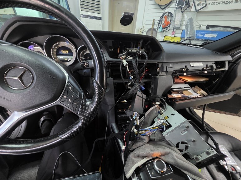 벤츠 W212 알리직구하신 안드로이드 올인원설치 커멘더는 NTG5.0인데 모니터는 NTG4.5 ???배선개조 하니 동작되네요~#벤츠안드로이드#벤츠블랙아웃#벤츠알리직구설치 / 청주, 세종, 천안