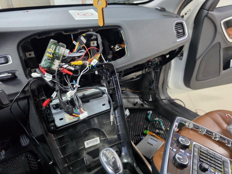 세종시 볼보s60 타샵에서 설치하시다가 핸들리모콘 ,순정공조기, 후방카메라 문제등등으로 방문해주셨습니다.#볼보s60안드로이드 올인원#볼보안드로이드#볼보후방카메라#볼보안드로이드사운드 / 청주, 세종, 천안