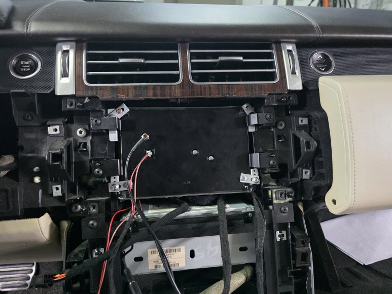 세종 레인지로버 보그 안드로이드 올인원불량이네요.새로운안드로이드 올인원과브라켓이 틀려서 제작후 작업완료 !!! #레인지로버보그안드로이드 올인원#레인지로버13.3인치올인원 / 청주, 세종, 천안