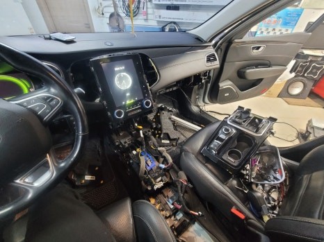 청주 삼성sm6 차량출고시 옵션으로 장착한 어라운드뷰고장으로 후방화면먹통 어라운드뷰시스템탈거후 순정후방카메라 복원! #청주SM6후방카메라#SM6순정후방카메라 / 청주, 세종, 천안