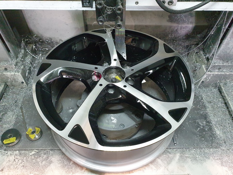 대구자동차휠수리-[벤츠GLA 순정휠 블랙다이아몬드컷팅투톤휠 휠복원]휠도색/대구 자동차 휠