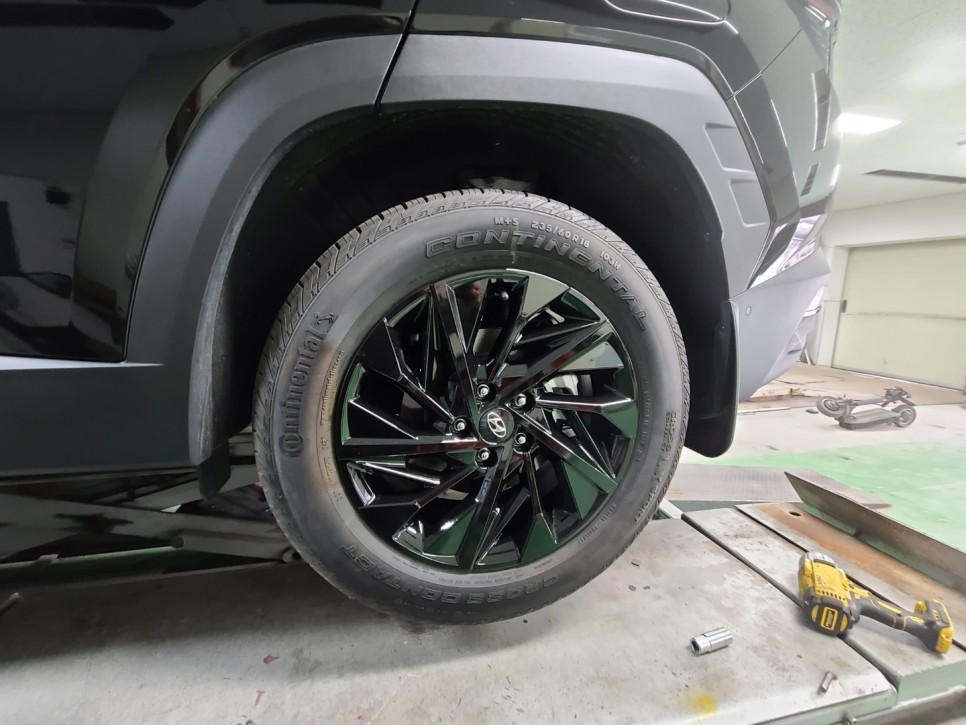 대구휠도색-[현대 신형투싼 NX4 순정휠 블랙유광 색상 휠수리]휠복원/대구 자동차 휠 / 대구 동구 동호동