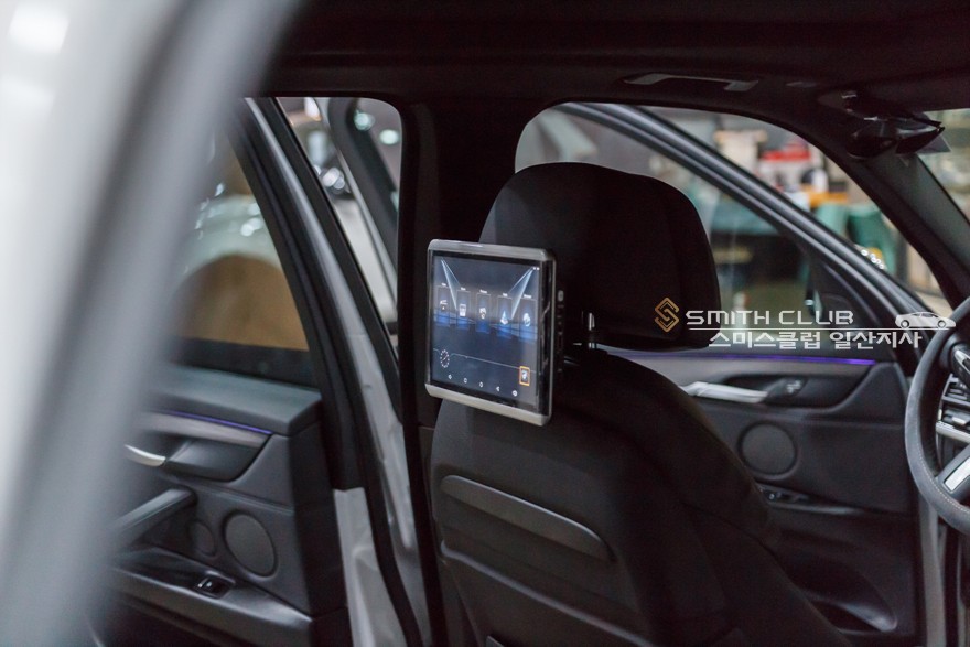 BMW X5 튜닝, 자녀들을 위한 아빠의 새심한 배려 리어모니터 작업