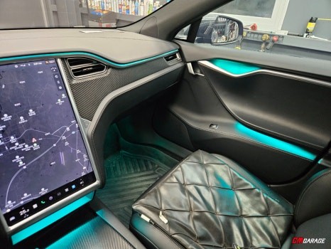 [ 테슬라 모델S ] 실내 엠비언트 라이트 튜닝입니다~^^ 화사해지는 실내 한번 느껴보고 가시죠..^^ 확실히 달라집니다. 순정엠비언트가 있지만 색상변경이 안되며 광량도약하죠..ㅠ