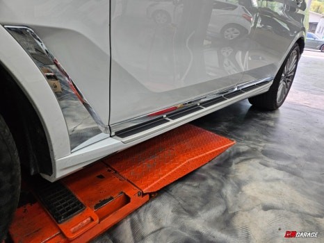 부산.울산.경남 / [ BMW X7 ] 스타포쉬 전동 사이드스텝 작업포스팅..^^ X7차량엔 사이드스텝이 달려있죠.. 의미없는사이드스텝 아래 의미있는 전동사이드스텝이 들어갑니다! 김해전동사이드스텝튜닝 / 부산