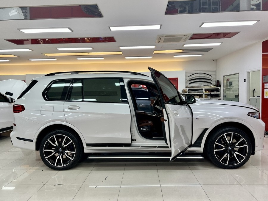 BMW X7 <킹스텝> 면발광 LED 전동 사이드스텝으로 안전과 디자인을 장착하다 / 부산 남구