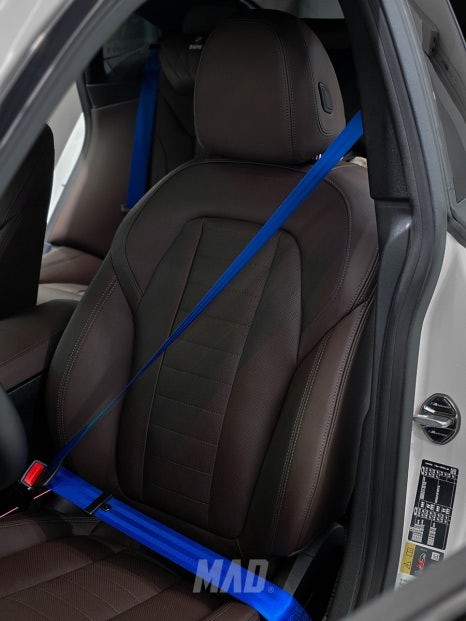 [수원.용인 | 자동차 실내 커스텀 전문점] BMW i4 코발트 블루 컬러 안전벨트 교체 튜닝! 가격, BMW의 B는 Blue의 약자였나? / 부산 기장경기 광주시 문형동