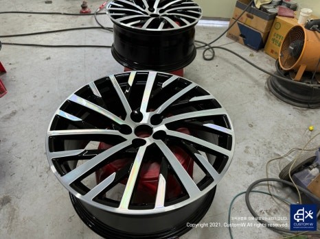 아우디 인증 중고차 상품화 작업  A8L(롱바디)  55TFSI CNC 다이아몬드 커팅 가공을 이용한 블랙 폴리시 휠 커스텀 도색 작업 그리고 블랙 캘리퍼 도색 작업까지_!
