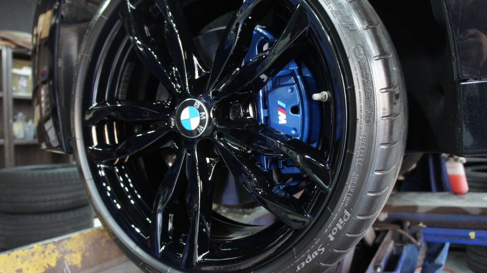 F10 BMW 550D 상처 난 휠수리 후 유광블랙 휠도색, 부식과 녹이 생긴 캘리퍼 M퍼포먼스블루 캘리퍼도색. / 용인 처인구