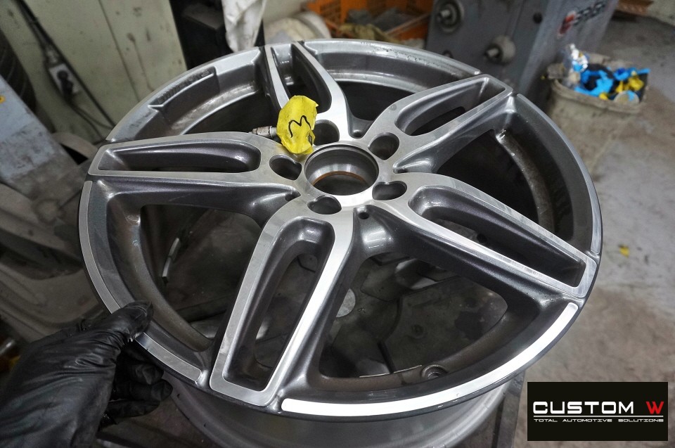 벤츠 CLA220 AMG LINE 휠 상처 수리 후 블랙유광 휠도색 + 레드 캘리퍼 도색