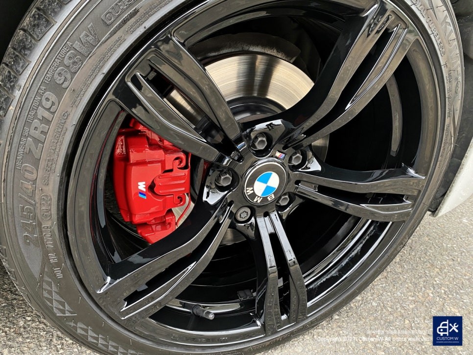 BMW F10 520d 19인치 휠수리 후 블랙유광 휠도색 + 레드 캘리퍼 도색