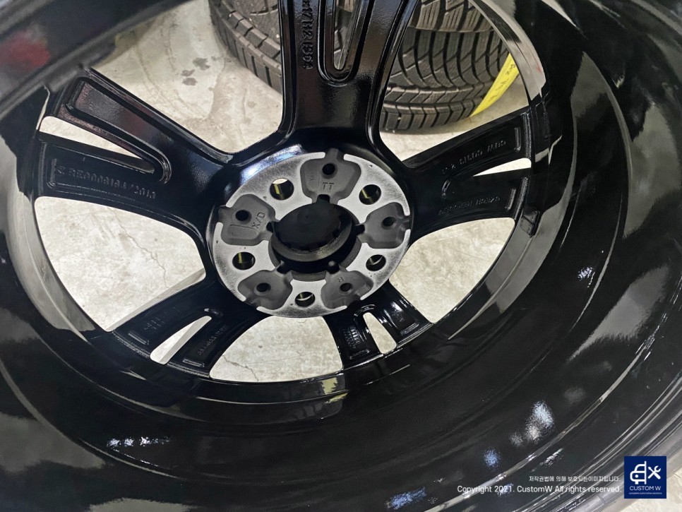 BMW 액티브 투어러 휠수리 후 블랙유광 휠도색