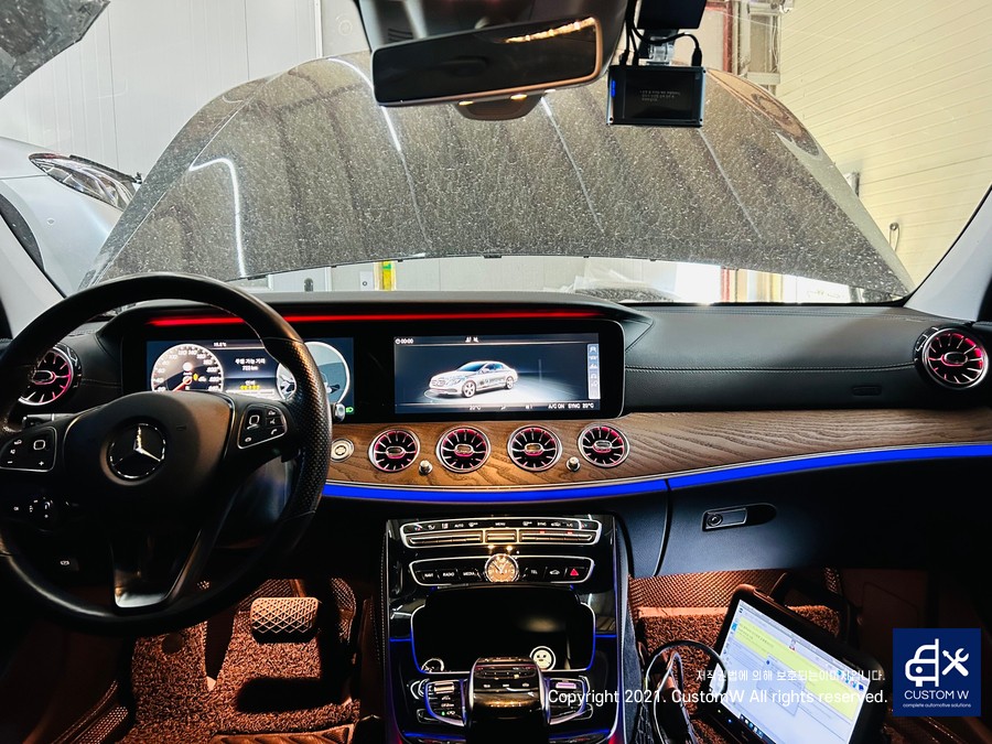 벤츠 W213 E220d 와이드콕핏, 송풍구 앰비언트 순정 옵션 설치.