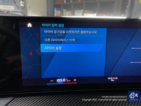 따끈따끈한 신차~(미등록 차량 / 번호판 미장착) BMW G70 740D 블랙 유광 휠 4개+휠 커버 20개 총 24개 도색 +  블루 캘리퍼 도색