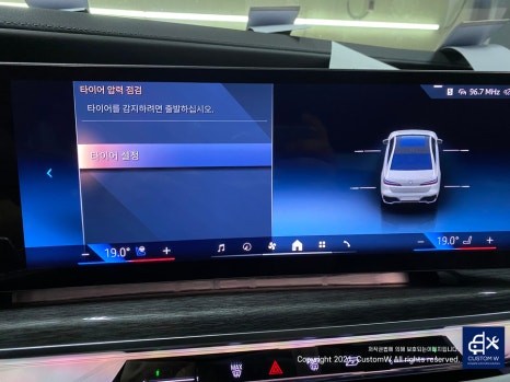 따끈따끈한 신차~(미등록 차량 / 번호판 미장착) BMW G70 740D 블랙 유광 휠 4개+휠 커버 20개 총 24개 도색 +  블루 캘리퍼 도색