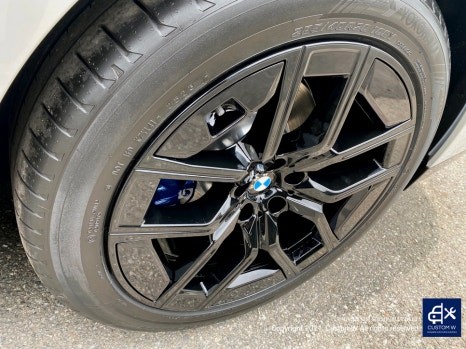 따끈따끈한 신차~(미등록 차량 / 번호판 미장착) BMW G70 740D 블랙 유광 휠 4개+휠 커버 20개 총 24개 도색 +  블루 캘리퍼 도색