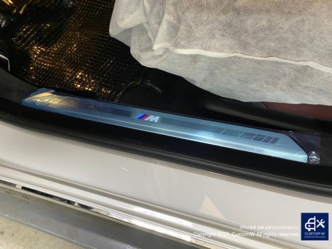따끈따끈한 신차~(미등록 차량 / 번호판 미장착) BMW G70 740D 블랙 유광 휠 4개+휠 커버 20개 총 24개 도색 +  블루 캘리퍼 도색