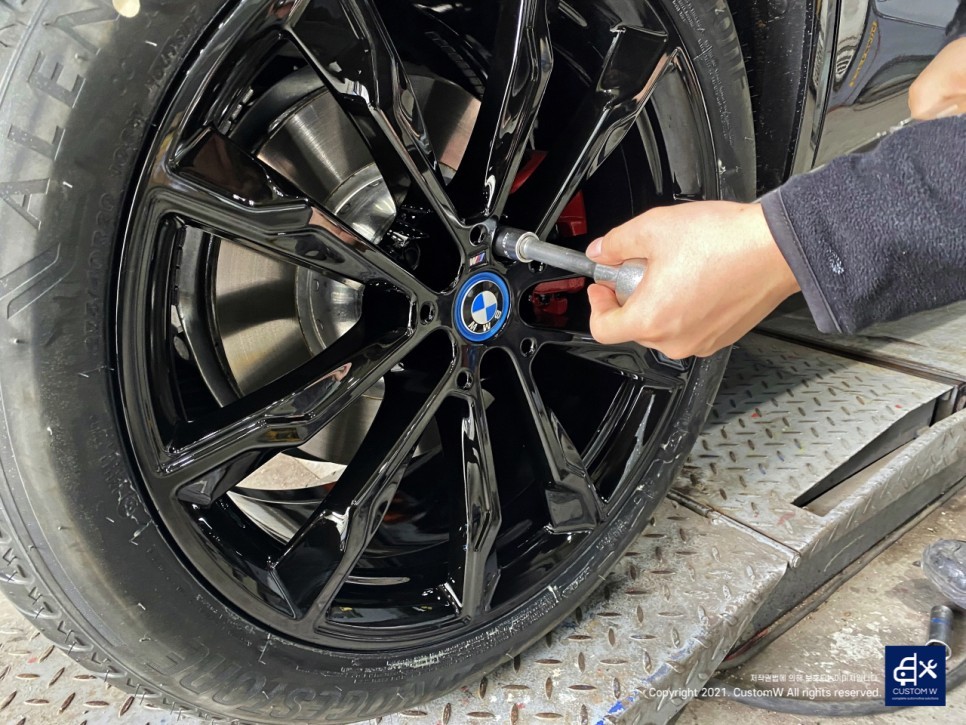 BMW X3 30e 휠수리 후 블랙유광 휠도색