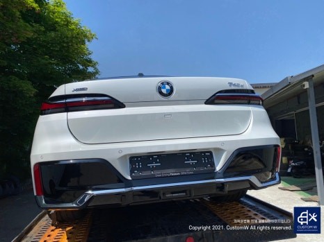따끈따끈한 신차~(미등록 차량 / 번호판 미장착) BMW G70 740D 블랙 유광 휠 4개+휠 커버 20개 총 24개 도색 +  블루 캘리퍼 도색
